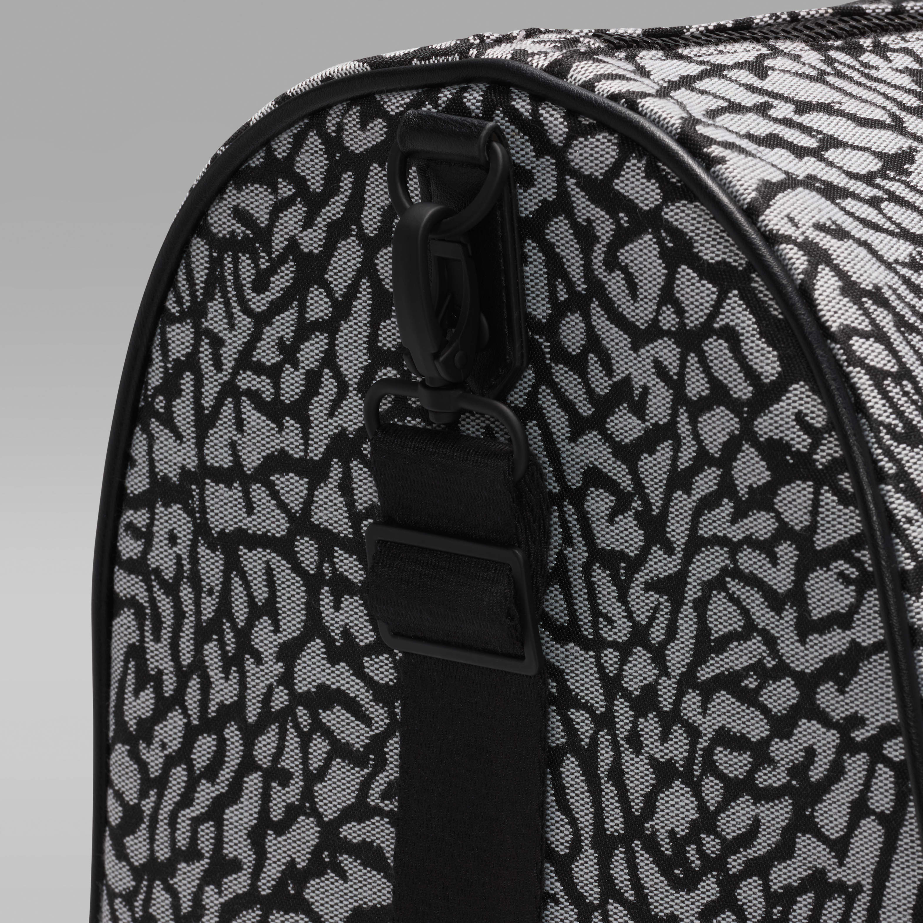 JORDAN ICON DUFFLE BAG BLACK 新品新作　定価以下 JORDAN ICON DUFFLE BAG BLACK | atmos（アトモス） 公式